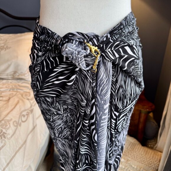 Black and White Zebra Palm Print Swim Cover Up Sarong w Gold Clasp - Picture 5 of 10